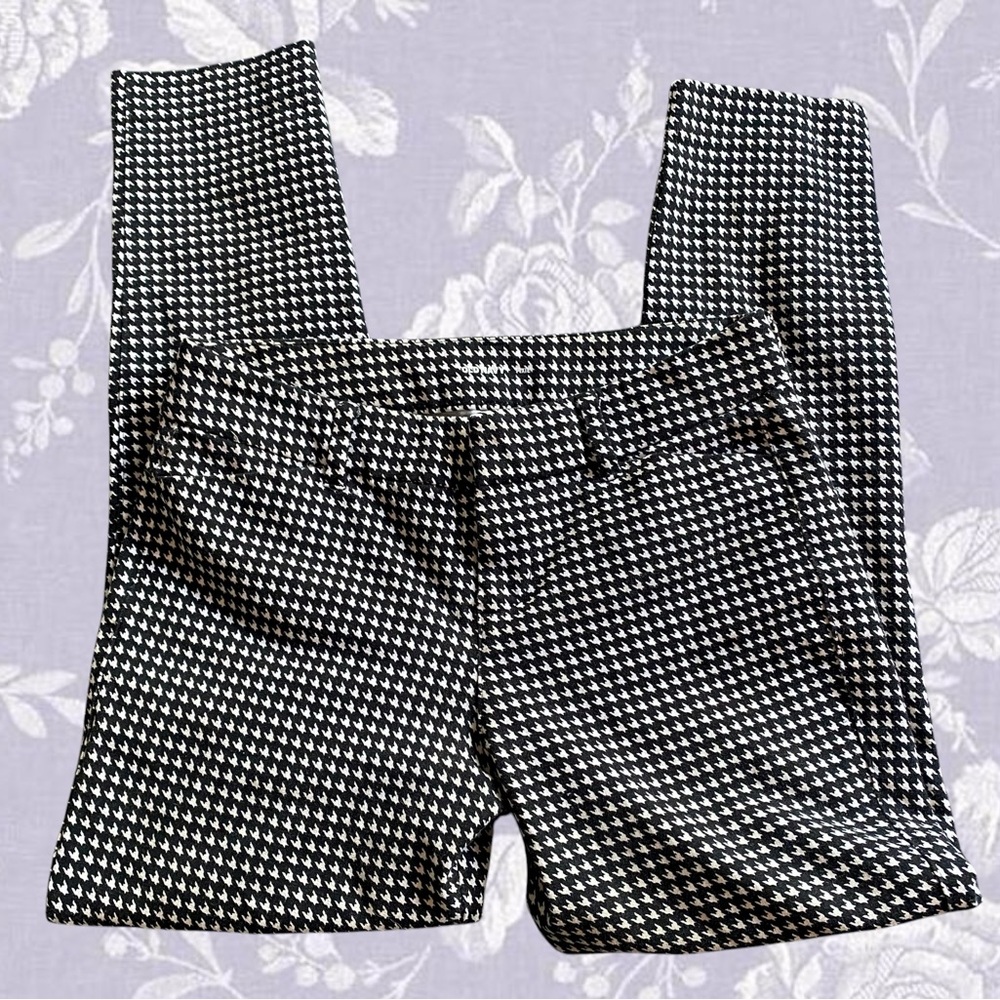 Women’s Old Navy Black & White Houndstooth Mid-Rise Pixie Pants - Picture 2 of 4